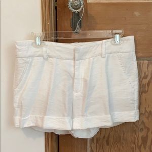 White linen cuffed short